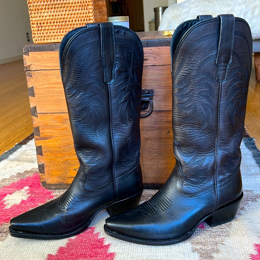 WORN ONCE Tecovas Annie 7.5 in black. Still smell like new leather. Yeehaw!